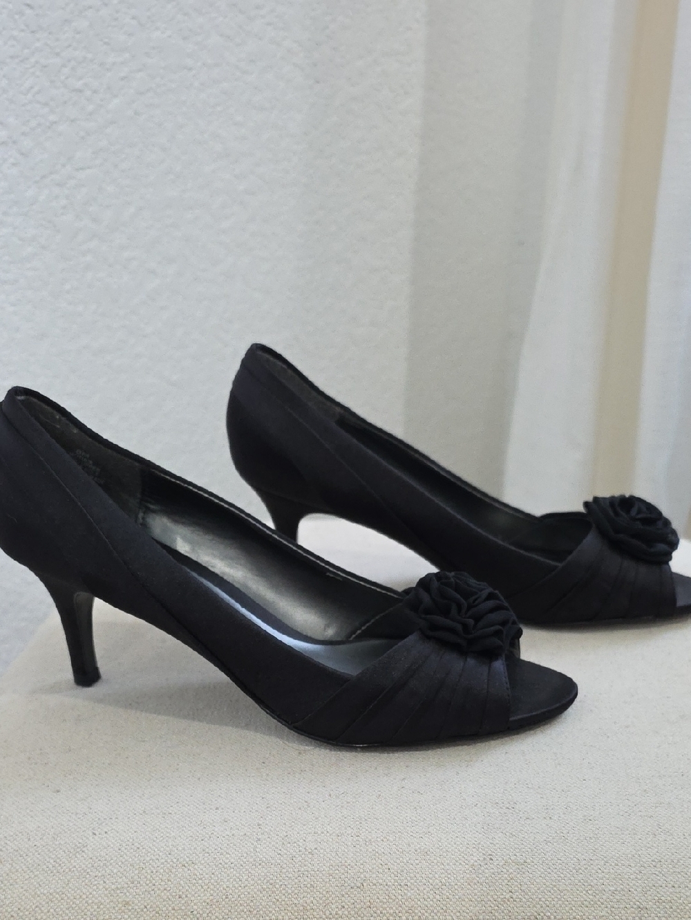 Mootsies Tootsies Size 8 Black Peep-Toe Kitten Heels with Rosette